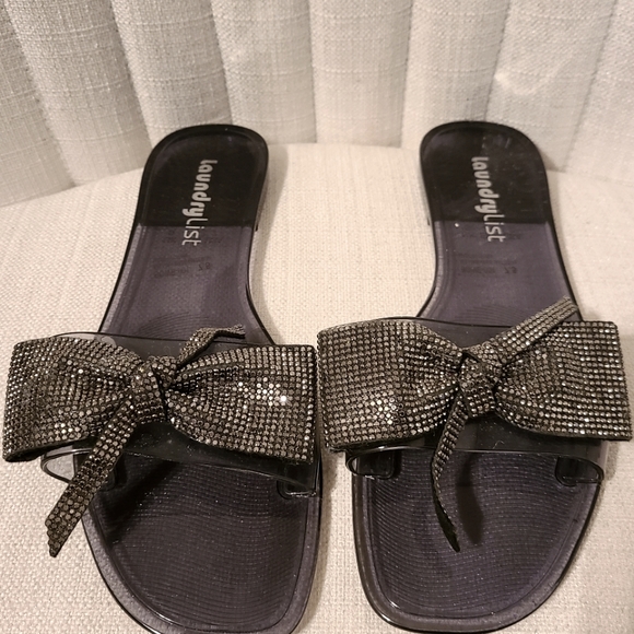 LAUNDRY List - chrome colored sandal with bow - Picture 1 of 3